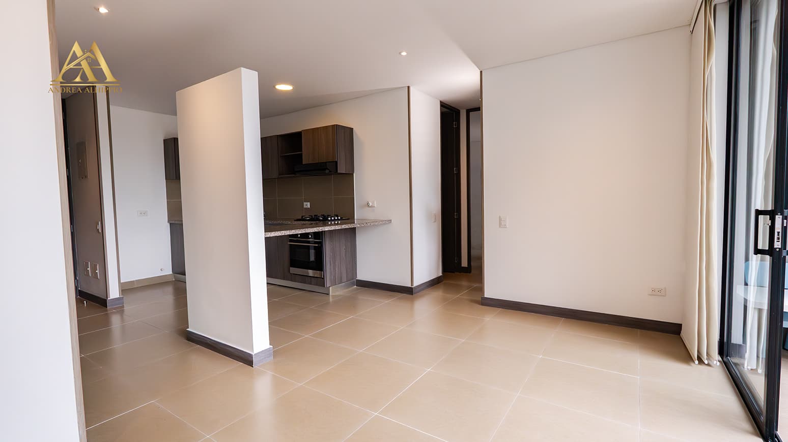 Segunda vista de la sala comedor del apartamento en Vilanova