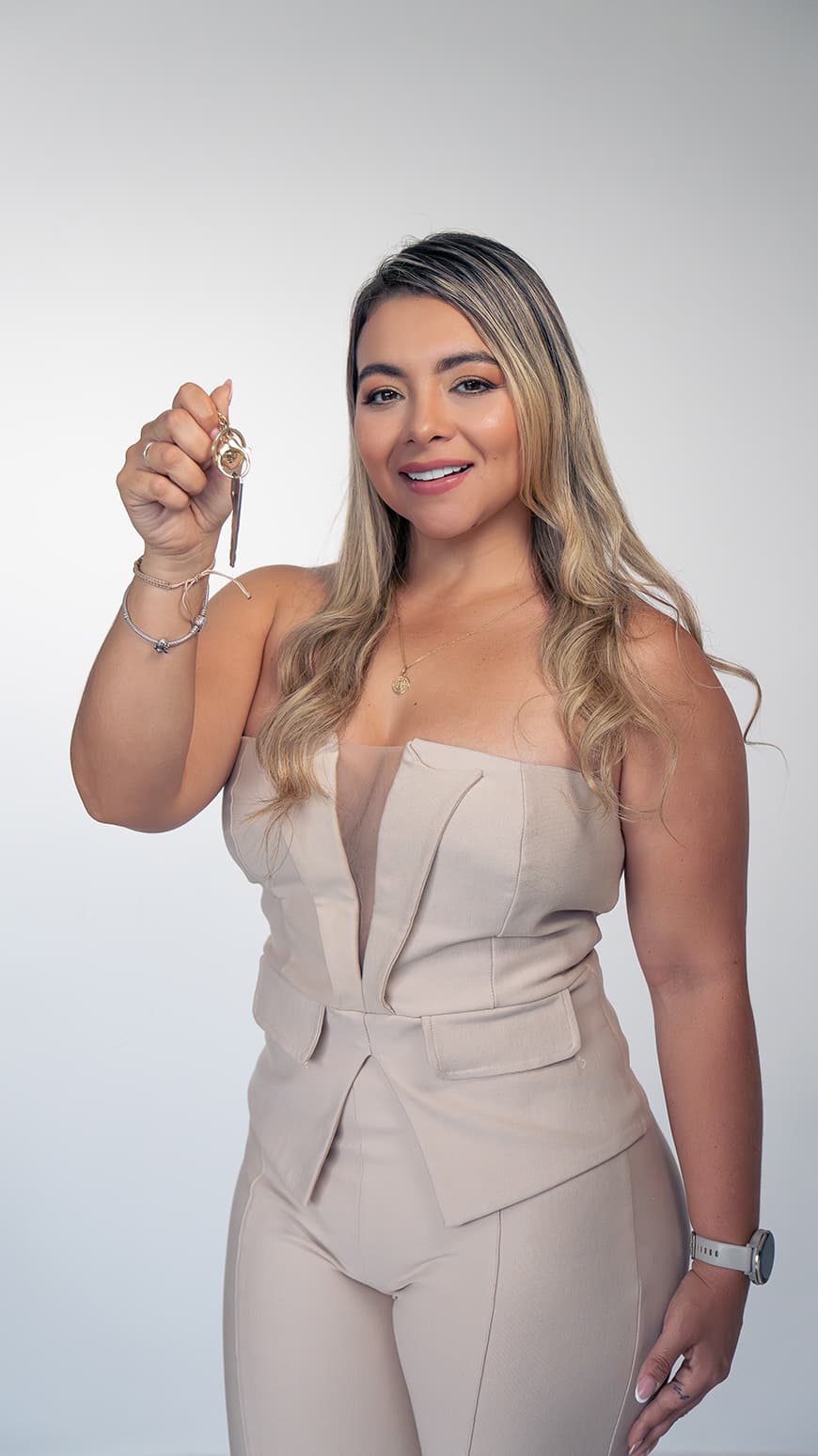 Andrea Alhippio entregando llaves